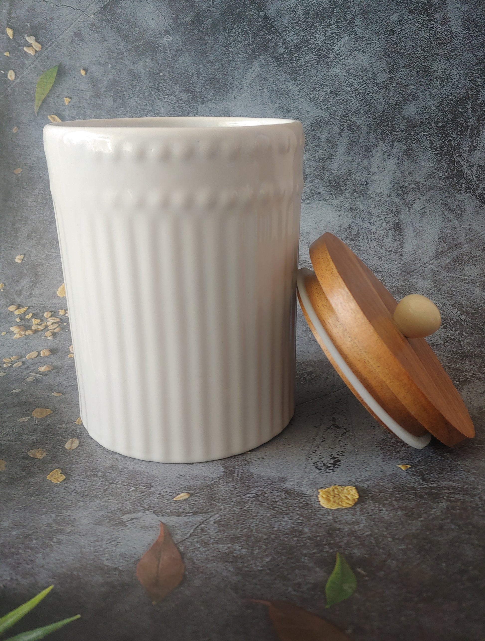 White Decorative Small Airtight Ceramic Jar wIth Wodden Lid