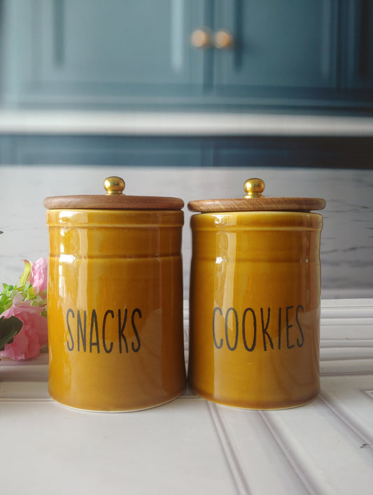 Sweet Honey Cookie and Snack Charmer with wooden lid